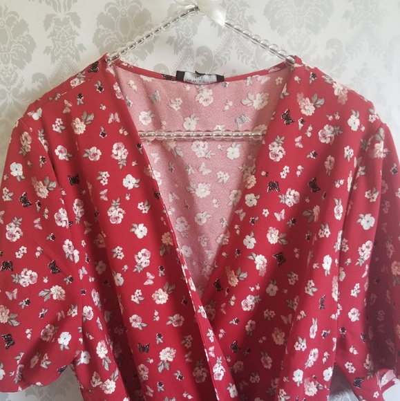 ❌SOLD❌New Look Tall Red Ditsy Floral Wrap - Picture 4 of 4